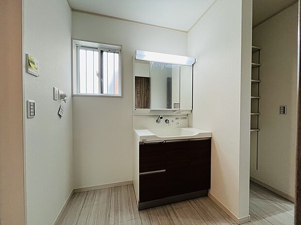 【【1号棟 :洗面脱衣室 】】リネン収納付き