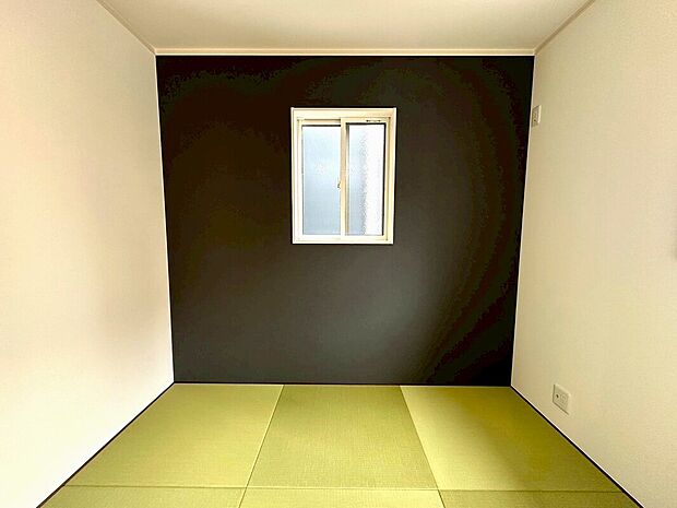 【1号棟 畳コーナー】LDKの隣には3帖の畳コーナーがあります。お子さんと一緒にお昼寝する時も便利に使えるスペースです。