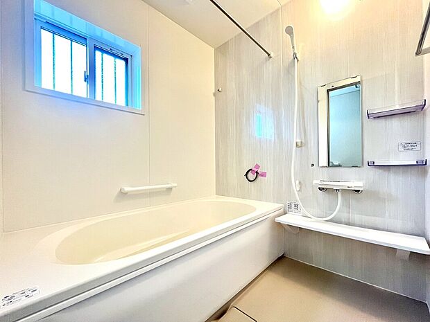 【【2号棟:浴室】】浴室暖房乾燥機付き!雨の日や花粉の季節のお洗濯物もしっかり乾かせます!入浴前にあらかじめ浴室を温めておくこともできるので、これからの寒い時期にも大活躍です♪