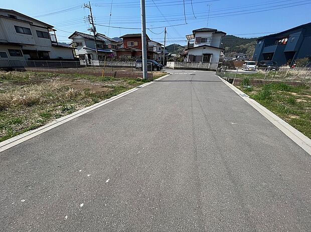 【【前面道路】】幅員6.0m、車の出し入れもしやすいです。