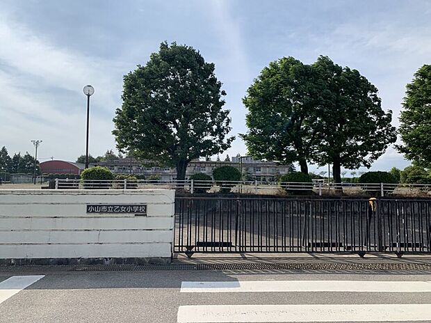 乙女小学校（約1,210m）