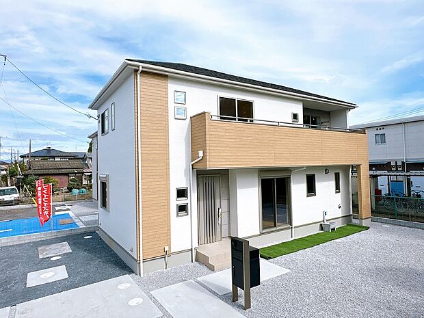 【【2号棟 外観】】ホワイトを基調とし、木目調の張り分けの優しい雰囲気の外観です。
長く住んでも飽きの来ない、シンプルデザインとなっております!(2025年11月2日撮影)