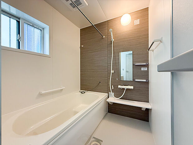 【【1号棟:浴室】】ルクレ(ハウステック):エコロジーな性能とお手入れのしやすさを実感。洗練された美しさと使いやすさを追求したシステムバスルームです。