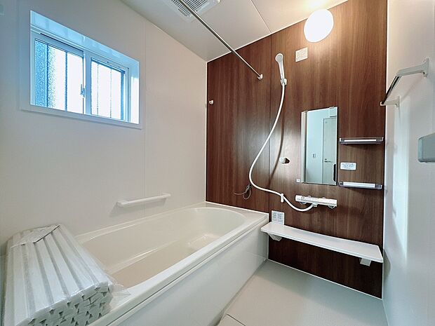 【【6号棟：浴室】】お手入れのしやすさと使いやすさを追求したシステムバスルームです。
高断熱浴槽ですので光熱費が節約できる高機能な浴槽です。
高効率ガス給湯器「エコジョーズ」搭載！（2026年1月26日撮影）