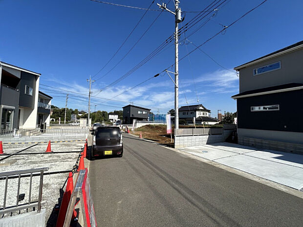 【【3号棟 前面道路】】幅6.0mで見通しが良く、車でのすれ違いや駐車もスムーズです♪