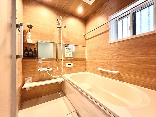 【8号棟 浴槽】新しい住まいに希望する方が多い浴室換気暖房乾燥機が初めからついています。快適なバスライフと浴室の有効活用をお手伝い浴室換気乾燥暖房機がついているので、冬でもあたたかくヒートショック対策にも役立ちます!