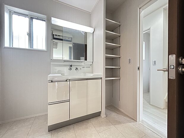 【2号棟 洗面脱衣室】洗面化粧台横には可動棚があります。タオルや洗剤置き場に。