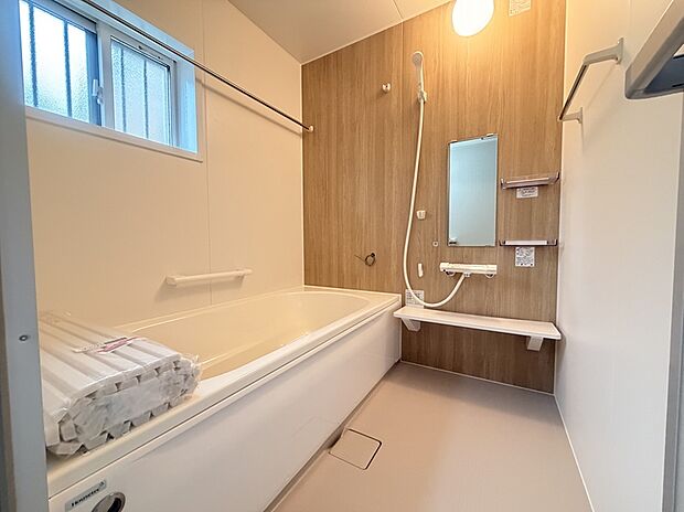 【《1号棟 浴室》】お子様と一緒に入れる1坪タイプの浴室。浴室換気乾燥暖房機付きです。換気・乾燥機能でカビ対策や雨の日の洗濯物乾燥、暖房で冬場のヒートショック対策、涼風で夏場の温度調節ができます。