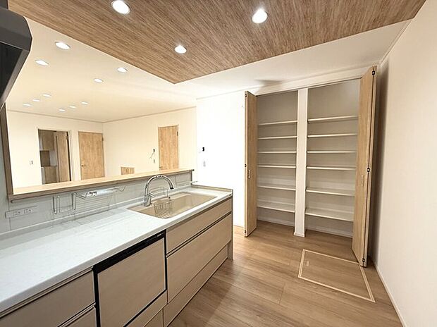 【キッチン横収納】人気の対面式キッチンは収納力もあり、ご家族との対話を楽しみながらお料理ができますね。まとめ買いした食材や箱買いのペットボトルはパントリーへ。ママに嬉しいスペース付きです。