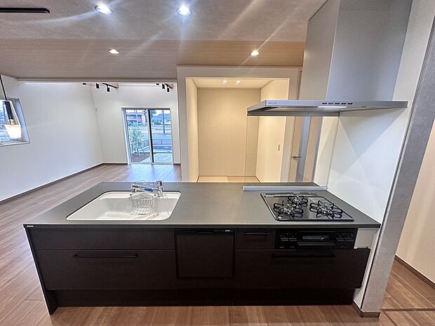【【キッチン】】人気の対面キッチン!シンクやコンロの下などは大容量の収納となっています。また、食洗機が標準仕様ですので、家事の負担を軽くしてくれるとともに、節水効果もあります。