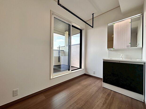 【【2階洗面】】洗面化粧台は三面鏡として身だしなみチェックに使えます!鏡の裏は収納スペースになっております。