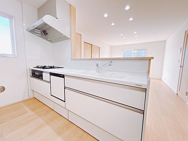 【 【 1号棟 :キッチン 】】上岩瀬 (全12区画)1号棟 キッチン:上質で洗練されたキッチン空間。空間全体に統一感を演出。3口コンロのシステムキッチン!家事の時短やお料理の幅も広がります。