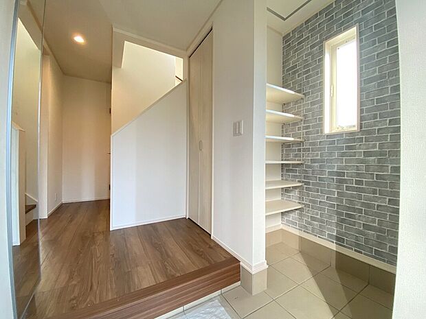 【玄関】「家の顔」ともいえる大事な玄関。落ち着いたおしゃれなデザインです。※施工例写真