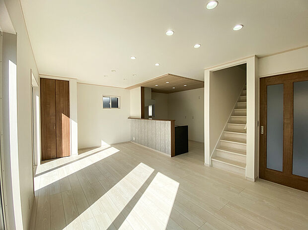 【【リビング】】ご家族で過ごす時間が一番長いLDKは20.2帖(畳コーナー含む)。家具を置いてもゆとりがあります。三ヵ所に収納があり、お部屋の中をスッキリ綺麗に保てます♪