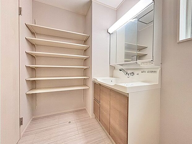 【【1号棟:洗面】】□人造大理石のボウルは、バックガードまでなめらかな曲線でつながる継ぎ目のない一体成形。 可動棚もついているのでリネンや洗剤の置き場として便利です。