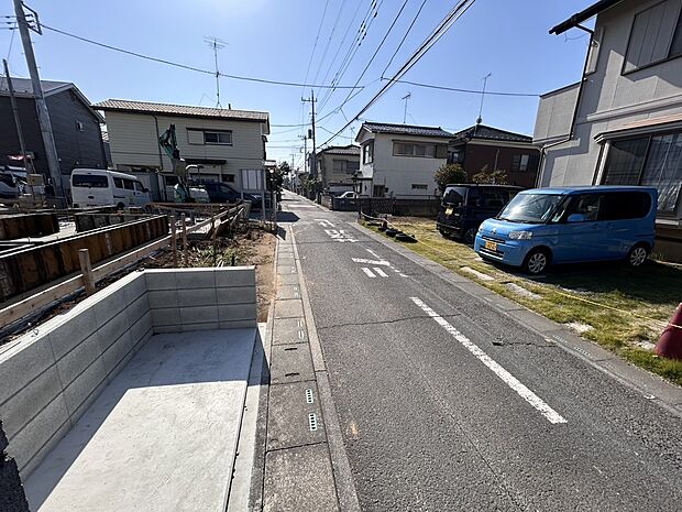 【【周辺道路】】開発道路を出た先は4.0mの公道となっています。(2025年11月撮影)