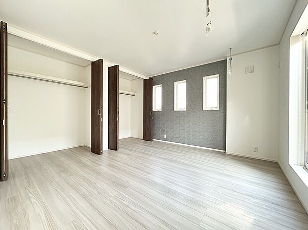 【さいたま市緑区三室】寝室8.1帖とゆとりある寝室!クローゼットを2箇所も受けて収納力も充実!バルコニーへの出入り可能で、取り外し可能な物干し金物付の機能的な寝室です。