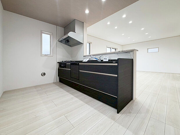 【【2号棟 キッチン】】大人2人で並んでお料理をしても余裕のある広々キッチン。家族で楽しく過ごせる時間が増えますね♪引き出し収納はショックアブソーバー標準仕様、誤って手を挟んでしまうことも少なくなります。