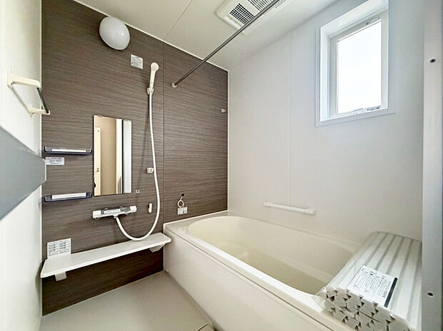 【【2号棟 浴室】】浴室換気乾燥暖房機付きです。換気・乾燥機能でカビ対策や雨の日の洗濯物乾燥、暖房で冬場のヒートショック対策、涼風で夏場の温度調節ができます。