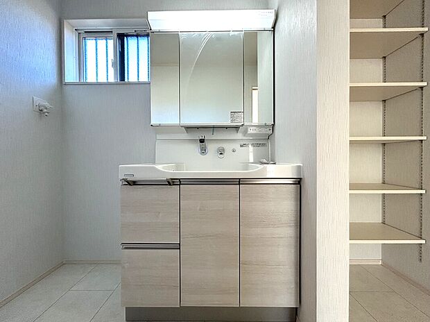 【洗面台】ボウルとの一体型成形で継ぎ目のないハイバックガードと壁出し水栓は、汚れがたまりにくく、毎日のお手入れが簡単です。