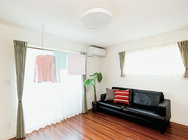 【ホスクリーン(川口技研)】室内干しを「もっと便利に」「もっとスマートに」の声から生まれたホスクリーン。使わない時は取り外せるのでじゃまにならず、使う時にはしっかり役に立ちます。 ※同仕様同形状