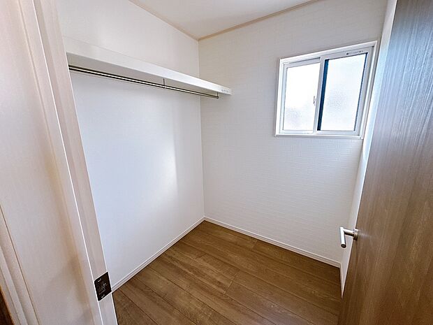 【【1号棟:ファミリークローク】】2階の中心に設けました。枕棚もあるので、効率よく家族の荷物をすっきり収納できます。(2025年12月11日撮影)