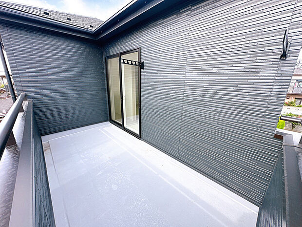 【【バルコニー】】奥行きのあるゆったりとしたバルコニーですので、洗濯物はもちろん、お布団などもたっぷりと干すことができます。(2025年11月2日撮影)