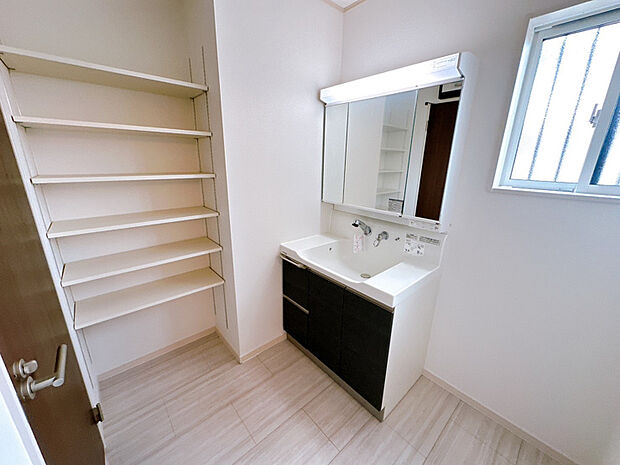 【【洗面室】】可動棚があり、タオルや着替えなどを収納しておけます!
洗面台はボウルとの一体型成形で、壁出し水栓は汚れがたまりにくく毎日のお手入れが簡単です。(2025年11月2日撮影)