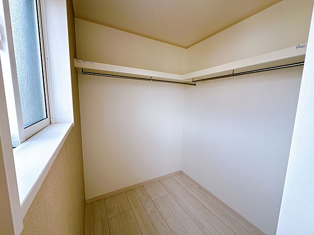 【【ウォークインクローゼット】】主寝室にはウォークインクローゼットを完備。2方向に枕棚があるので、ご夫婦の衣類を分別して収納できます。(2025年11月2日撮影)