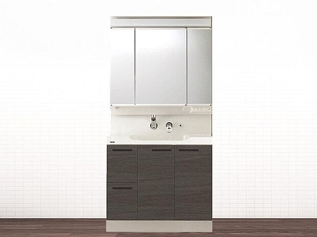 【【1号棟 洗面化粧台:エポック(トクラス)】】(同仕様・同形状画像)
ボウルとの一体型成形で継ぎ目のないハイバックガードと壁出し水栓は、汚れがたまりにくく、毎日のお手入れが簡単です。
濡れたままのコップを収納できる棚など収納も充実。