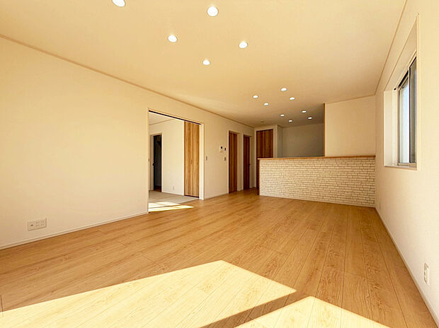 【【2号棟 リビング】】ホワイトで統一された清潔感のある空間。凹凸の無い壁が続いている為、プロジェクターでの映像もしっかり映ります。ご家族との時間がより楽しくなりそうですね♪