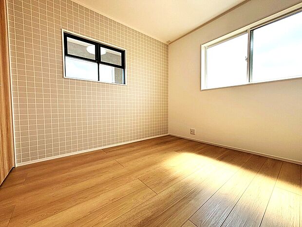 【15号棟【洋室】】格子柄のアクセントクロスが目を引くおしゃれなお部屋。二面採光で明るく換気も良好です。インテリア選びが楽しくなる、こだわりが詰まった一室。