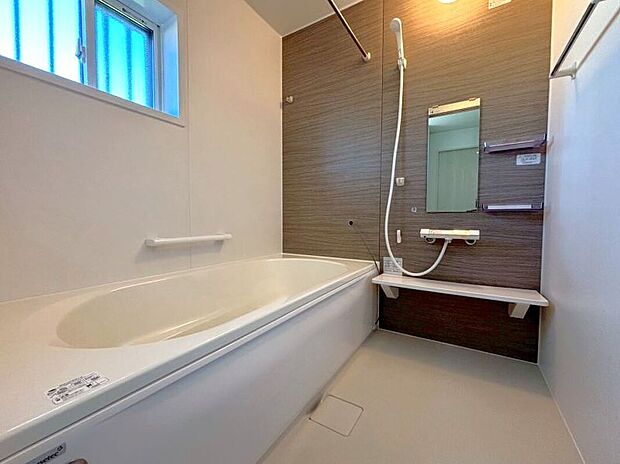 【【浴室】】足を伸ばしてゆっくり浸かれる浴槽が一日の疲れを取ってくれます。またベンチ部分に腰掛けて半身浴も楽しめますし節水効果もあります。洗い場も広くなっています。