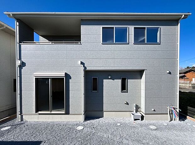 【【現地外観写真】】完成しました！いつでも内覧できます♪ 南側は人目に触れないプライベートなお庭となっています。2階の全居室は南向きで陽当たり良好です♪