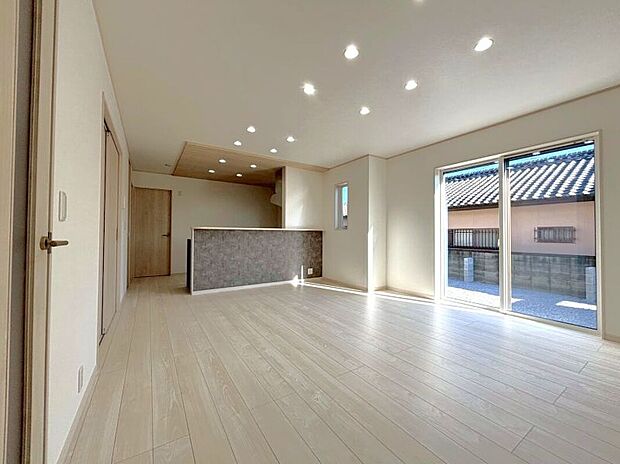 【【リビング】 】ご家族で過ごす時間が一番長いLDKは広々17.0帖！キッチン部分の天井はお洒落な折下げ天井仕様となっています。