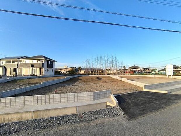 【【2号棟:現地写真】】南側、道幅5.4mの公道に接道しています。
約115坪の敷地で、お庭を確保!
2025年12月1日撮影。2026年3月完成予定です!