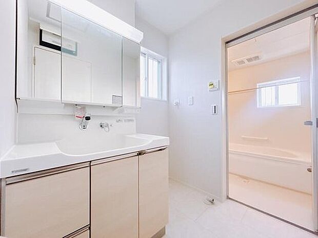 【【洗面】】トクラスの洗面化粧台は、ボウルからカウンターへの継ぎ目がない為汚れがたまりません。
つい後回しになりがちな洗面のお掃除も、手を洗った後にサッと拭くだけで完了します！