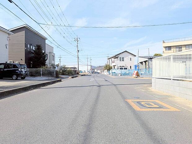 【【南側前面道路】】公道 幅9.0mとゆとりがあり、お車の出し入れもスムーズに行えます!(2026年2月撮影)