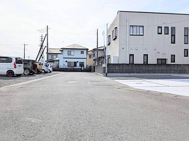 【【東側前面道路】】公道 幅6.0mとゆとりがあり、お車の出し入れもスムーズに行えます!
