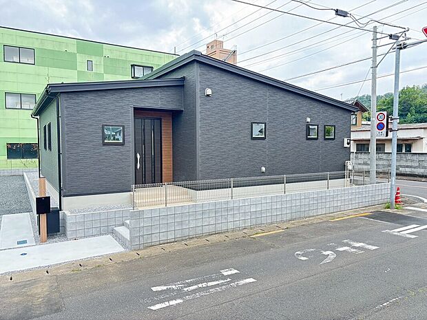 【【外観】】チャコールの外壁をベースにオークブラウンの外壁を張り分けたスタイリッシュなデザインです。
