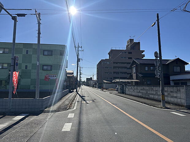 【【前面道路】】西側、幅員約10.1mの広々とした前面道路は見通し良好です!
