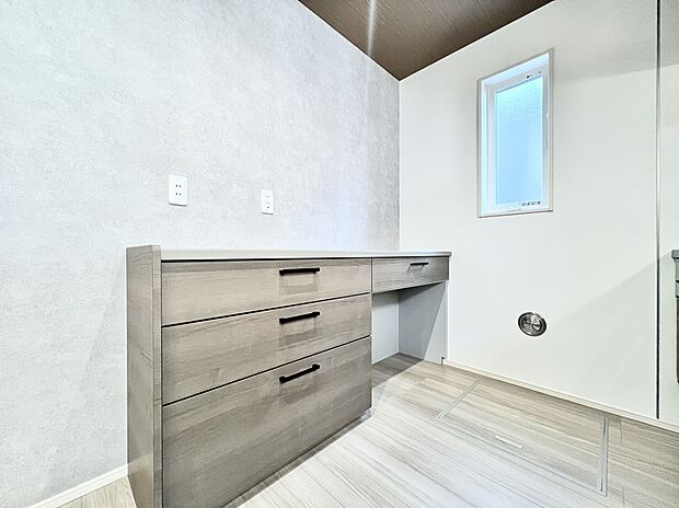 【カップボード】対面式キッチンはお子様の様子を見ながらお料理できます！背面にカップボードもついているので常に綺麗にキッチンを使えます！
※参考設備・同仕様同形状