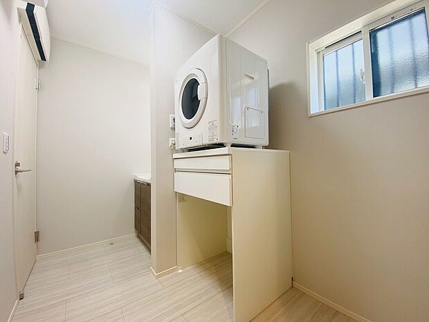 【ガス衣類乾燥機　乾太くん】衣類を清潔な状態に保ちたい人にも乾太くんはおすすめです。乾太くんは高温で衣類を乾かすため、生乾きの臭いを防ぎます。　　　　　※参考設備・同仕様同形状