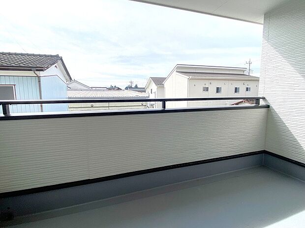 【【バルコニー】 】2階主寝室から出入りできます。インナーバルコニータイプですので急な雨風も安心です。