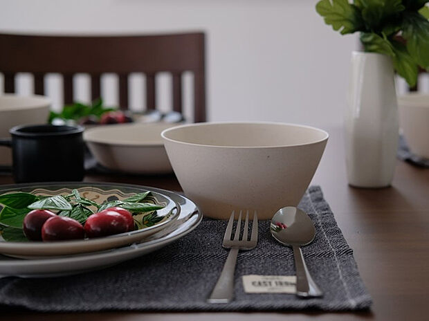 【【リビング (同形状・同仕様写真)】】17帖のLDKは南側の掃き出し窓からたっぷりの自然光が入り、ご家族の団らんの場所にぴったりです。