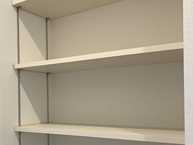 【【洗面室収納 (同形状・同仕様写真)】】 洗面室にある物入は可動棚付きで、高さが変えられる便利な収納です。タオルやシャンプーなどのストック置場にもぴったりです。