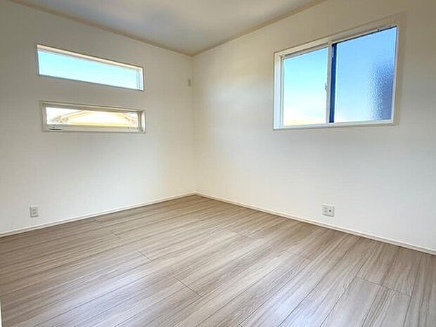 【【洋室 6.6帖】】2面採光で日当たり・風通し良好です♪
シンプルな内装で、子供部屋や書斎などライフスタイルに合わせて多用途にお使いいただけます!