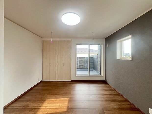 【【3号棟 主寝室】】7.5帖の主寝室はベッドを置いても十分な広さがございます!室内物干し金物もついておりますので、雨の日のお洗濯も安心ですね!