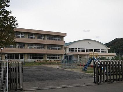 足利市立三重小学校 約540m(徒歩7分)
