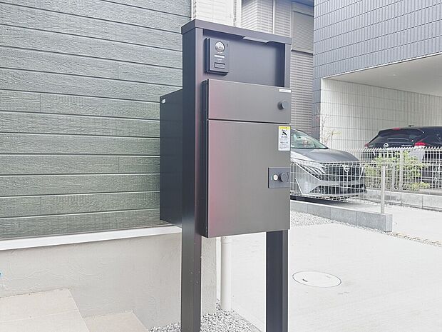 【宅配ボックス ※同仕様同形状】宅配便を無人で受け取れる宅配ボックスを搭載した門柱。時間指定や再配達といった手間を気にせずお荷物を受け取れます。